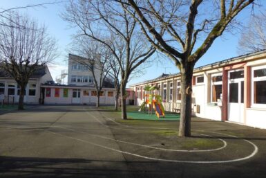 Cours de l'école maternelle Clos Beauvoys avec structure pour enfants.
