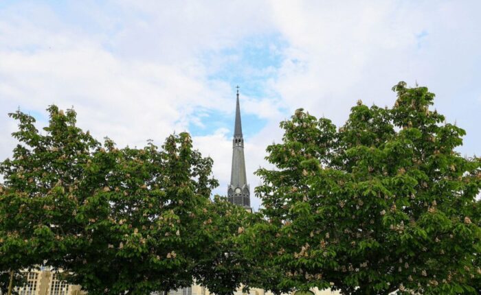Eglise Saint-Salomon Saint-Grégoire en été, vue de la place Denis Poisson.