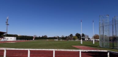 Terrain de rugby avec piste de lancée et tour de piste.