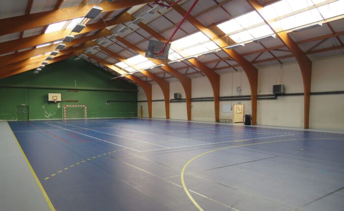 Gymnase de Saint-Aignan, grande salle, terrain de hand, basket, badminton.