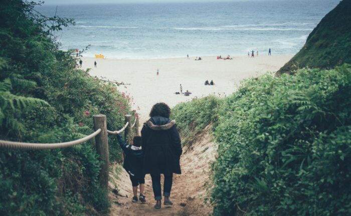 Femme et enfant à la plage.