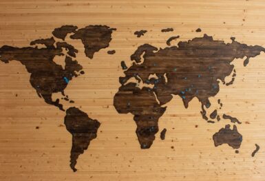 Carte du monde en bois.