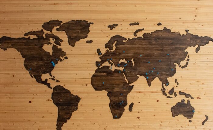 Carte du monde en bois.
