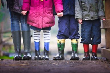 Jambes d'enfants avec des bottes en caoutchouc.