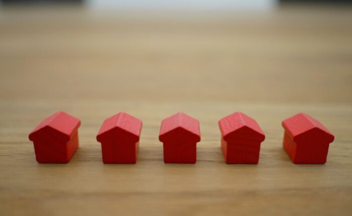 Petites maisons en bois rouge.