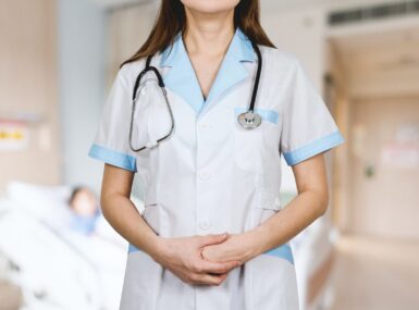 Infirmière en blouse blanche avec stéthoscope.