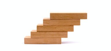 Escalier construit à base de pièces en bois.