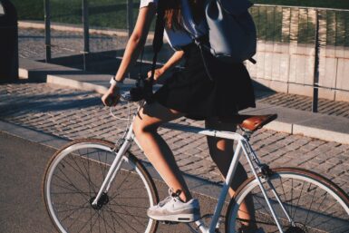 Femme en vélo.
