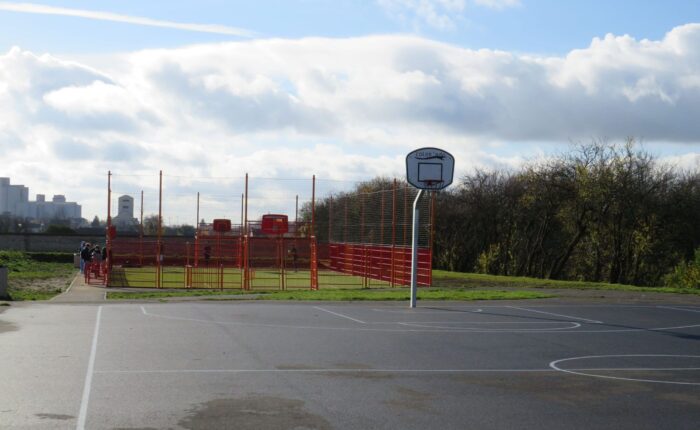 Plateau sportif Saint-Eloi, terrain synthétique foot + basket et terrain de basket en bitume.