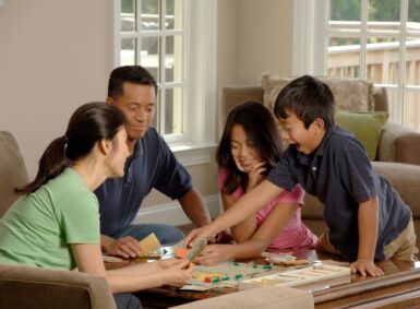 Famille jouant à un jeu de société.