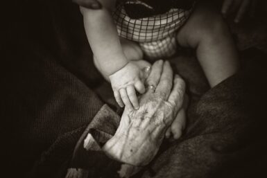 Grand mère tenant la main de sa petite fille, photo sépia.