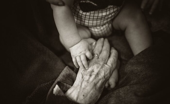 Grand mère tenant la main de sa petite fille, photo sépia.