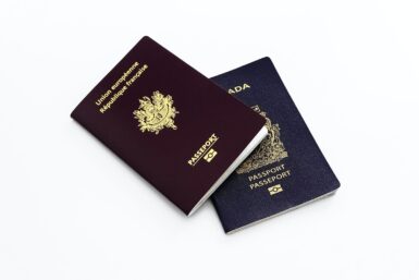 Photo de 2 passeports.