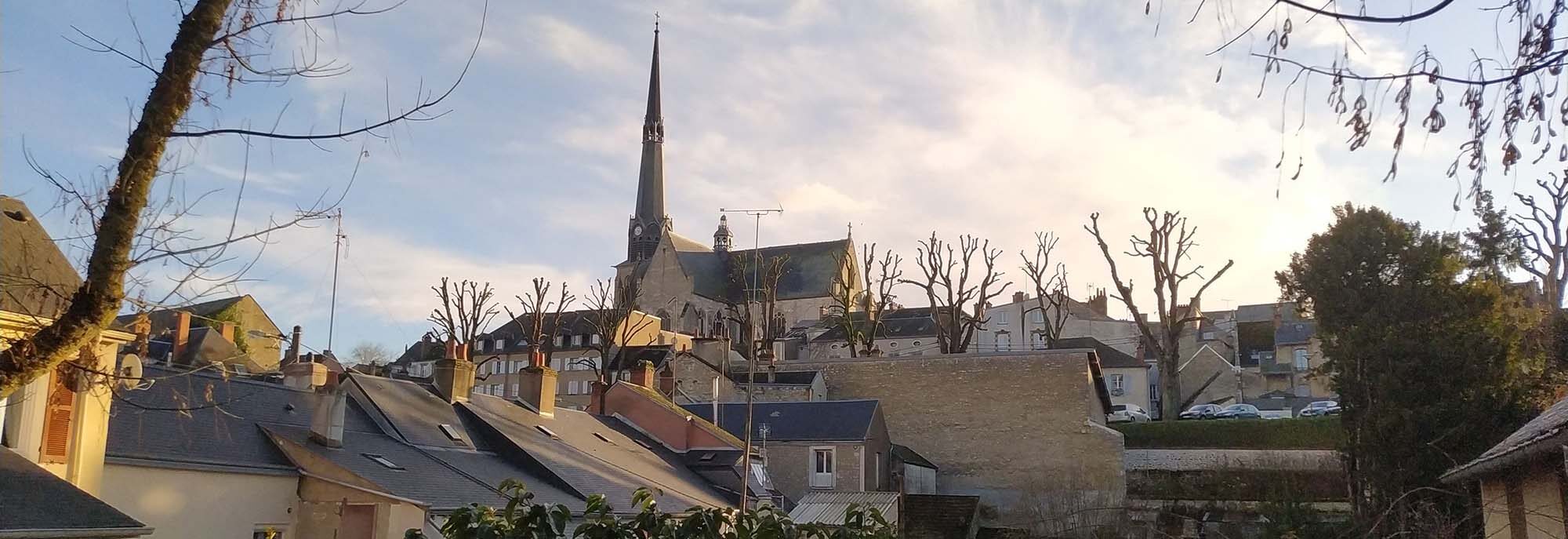 Église de Pithiviers, habitations, soleil hivernal.