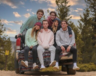 Adolescents assis dans à l'arrière d'un pick-up.